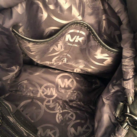 Micheal Kors large silver pewter metallic ultra soft bag long adjustable - Picture 10 of 15